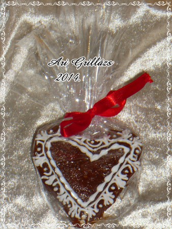  Grillázs szív/1 : 90g Összetétele: Dió,cukor díszítésnél tojásfehérje